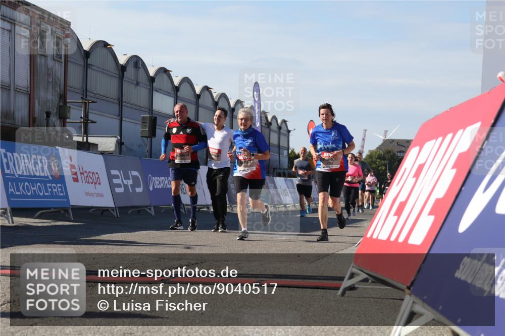 03.10.2025 - Köhlbrandbrückenlauf Luisa Fischer http://msf.ph/oto/9040517 03.10.2025 13:32:23 Ziel 4485, 4578, 4966, 5354, 5357, 5820, 5891, 5892, 6287, 6304 meine-sportfotos.de