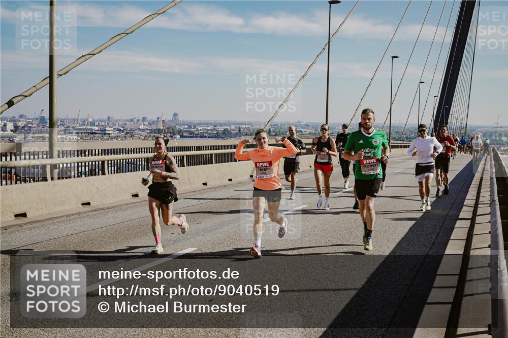 03.10.2025 - Köhlbrandbrückenlauf Michael Burmester http://msf.ph/oto/9040519 03.10.2025 12:21:38 Position 1  meine-sportfotos.de