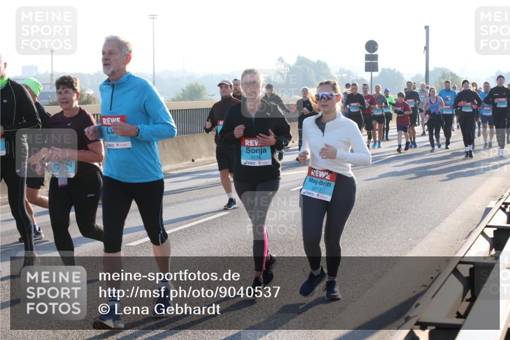 03.10.2025 - Köhlbrandbrückenlauf Lena Gebhardt http://msf.ph/oto/9040537 03.10.2025 09:25:08 Position 1 2037, 2218, 2217 meine-sportfotos.de