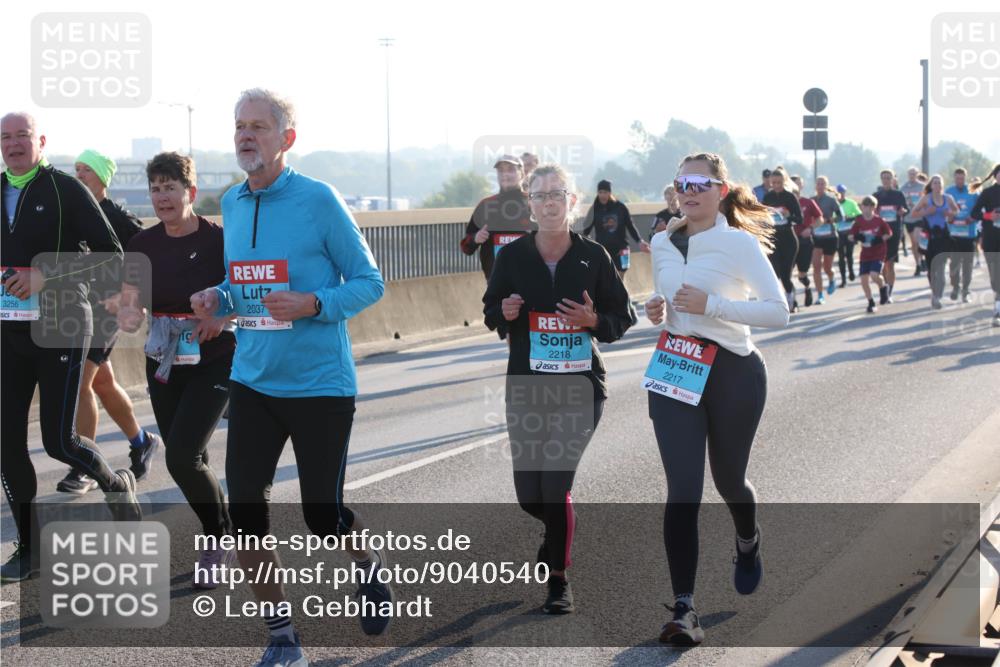 03.10.2025 - Köhlbrandbrückenlauf Lena Gebhardt http://msf.ph/oto/9040540 03.10.2025 09:25:08 Position 1 3256, 2037, 2218, 2217 meine-sportfotos.de