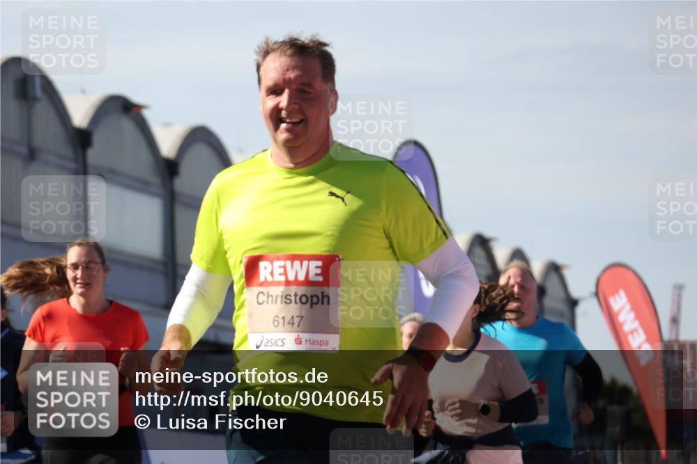 03.10.2025 - Köhlbrandbrückenlauf Luisa Fischer http://msf.ph/oto/9040645 03.10.2025 13:32:45 Ziel 5133, 5226, 5255, 5442, 5446, 5477, 5478, 6147, 6148, 6360, 6513 meine-sportfotos.de