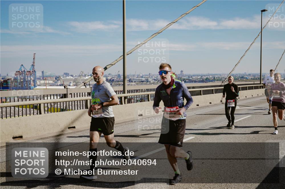 03.10.2025 - Köhlbrandbrückenlauf Michael Burmester http://msf.ph/oto/9040694 03.10.2025 12:21:51 Position 1 5775 meine-sportfotos.de
