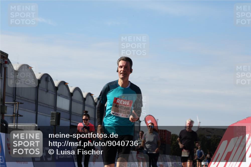 03.10.2025 - Köhlbrandbrückenlauf Luisa Fischer http://msf.ph/oto/9040736 03.10.2025 13:32:59 Ziel 4582, 4941, 5110, 5133, 5187, 5273, 5446, 5477, 5478, 6067, 6455, 6513 meine-sportfotos.de