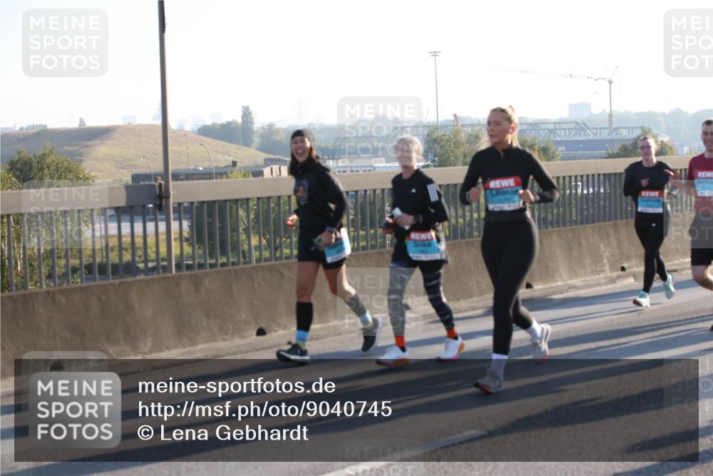 03.10.2025 - Köhlbrandbrückenlauf Lena Gebhardt http://msf.ph/oto/9040745 03.10.2025 09:25:13 Position 1  meine-sportfotos.de