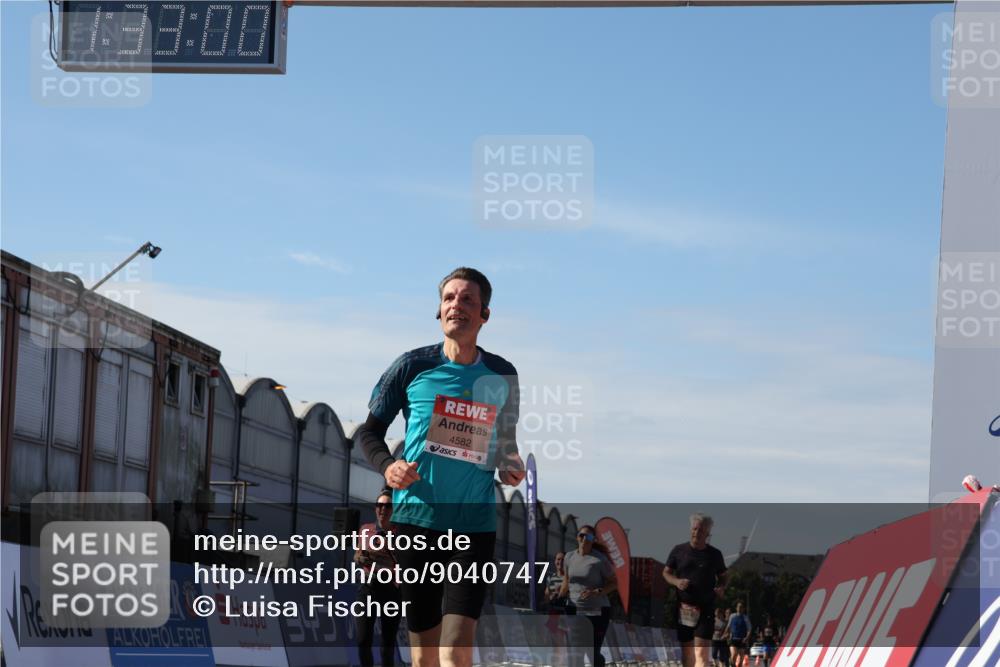 03.10.2025 - Köhlbrandbrückenlauf Luisa Fischer http://msf.ph/oto/9040747 03.10.2025 13:32:59 Ziel 4582, 4941, 5110, 5133, 5187, 5273, 5446, 5477, 5478, 6067, 6455, 6513 meine-sportfotos.de