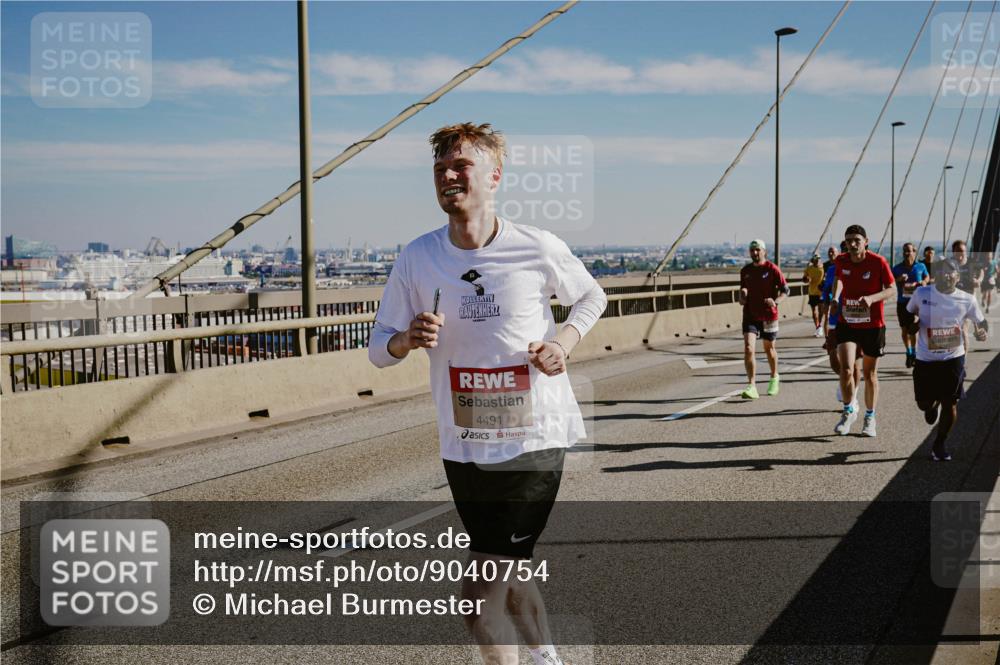 03.10.2025 - Köhlbrandbrückenlauf Michael Burmester http://msf.ph/oto/9040754 03.10.2025 12:21:55 Position 1 4491 meine-sportfotos.de