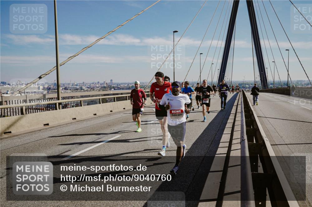 03.10.2025 - Köhlbrandbrückenlauf Michael Burmester http://msf.ph/oto/9040760 03.10.2025 12:21:57 Position 1 15, 16091 meine-sportfotos.de