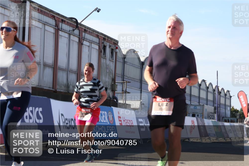 03.10.2025 - Köhlbrandbrückenlauf Luisa Fischer http://msf.ph/oto/9040785 03.10.2025 13:33:05 Ziel 4582, 4941, 6067, 6376, 6455 meine-sportfotos.de