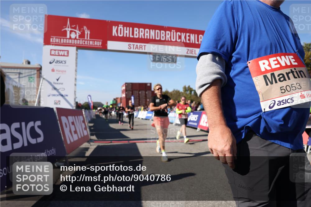 03.10.2025 - Köhlbrandbrückenlauf Lena Gebhardt http://msf.ph/oto/9040786 03.10.2025 13:16:58 Ziel 4168, 4331, 4359, 4605, 4861, 4978, 5053, 5099, 5100, 5166, 5302, 5385, 5386, 5453, 5467, 5840, 6286, 6340, 6343, 6474, 6623, 6626, 6658, 6697, 6785 meine-sportfotos.de