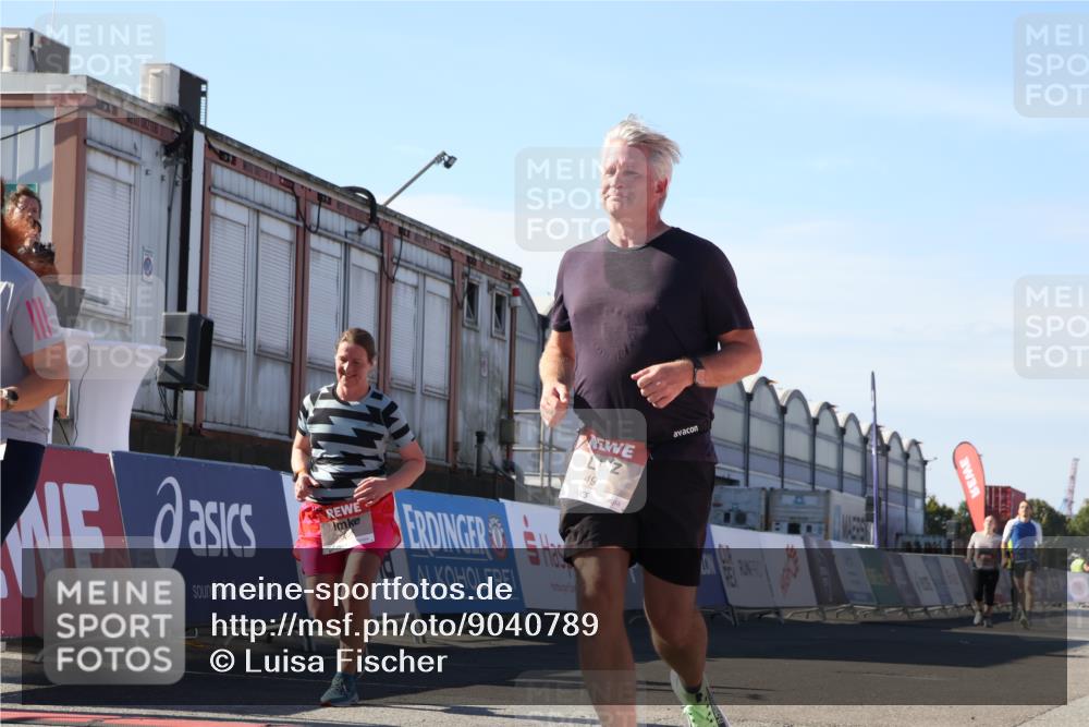 03.10.2025 - Köhlbrandbrückenlauf Luisa Fischer http://msf.ph/oto/9040789 03.10.2025 13:33:05 Ziel 4582, 4941, 6067, 6376, 6455 meine-sportfotos.de