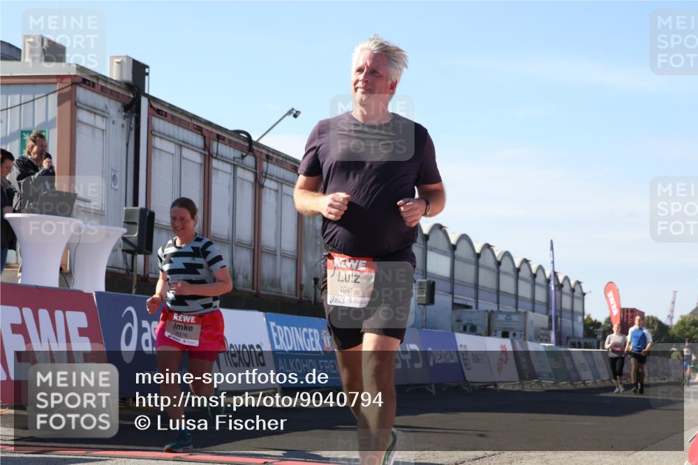 03.10.2025 - Köhlbrandbrückenlauf Luisa Fischer http://msf.ph/oto/9040794 03.10.2025 13:33:05 Ziel 4582, 4941, 6067, 6376, 6455 meine-sportfotos.de
