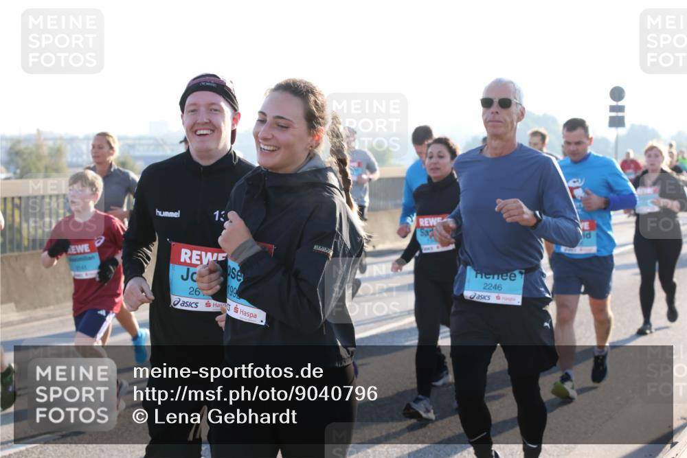 03.10.2025 - Köhlbrandbrückenlauf Lena Gebhardt http://msf.ph/oto/9040796 03.10.2025 09:25:15 Position 1 13, 26, 100, 2246 meine-sportfotos.de