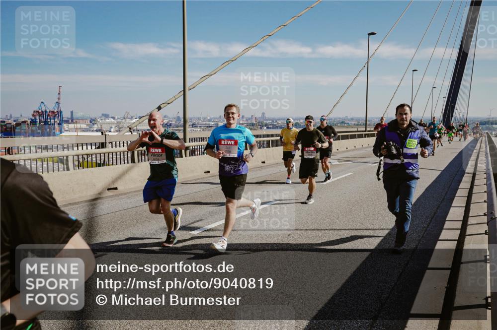 03.10.2025 - Köhlbrandbrückenlauf Michael Burmester http://msf.ph/oto/9040819 03.10.2025 12:22:00 Position 1  meine-sportfotos.de