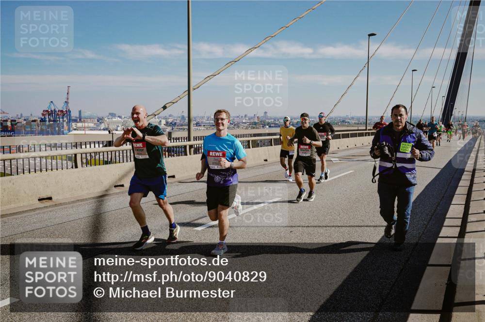 03.10.2025 - Köhlbrandbrückenlauf Michael Burmester http://msf.ph/oto/9040829 03.10.2025 12:22:00 Position 1 6760 meine-sportfotos.de