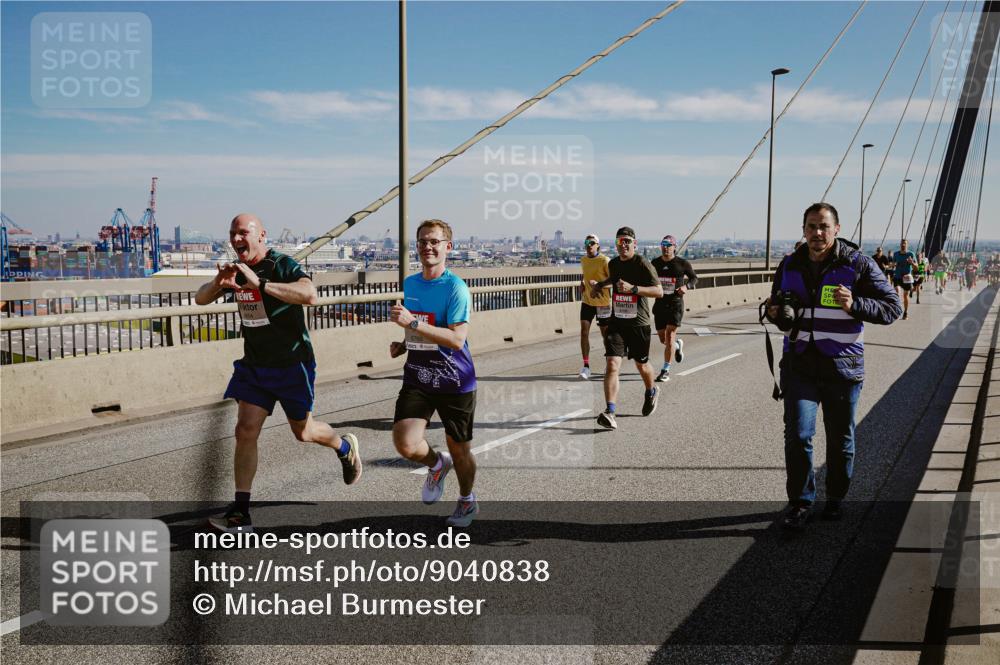 03.10.2025 - Köhlbrandbrückenlauf Michael Burmester http://msf.ph/oto/9040838 03.10.2025 12:22:00 Position 1  meine-sportfotos.de