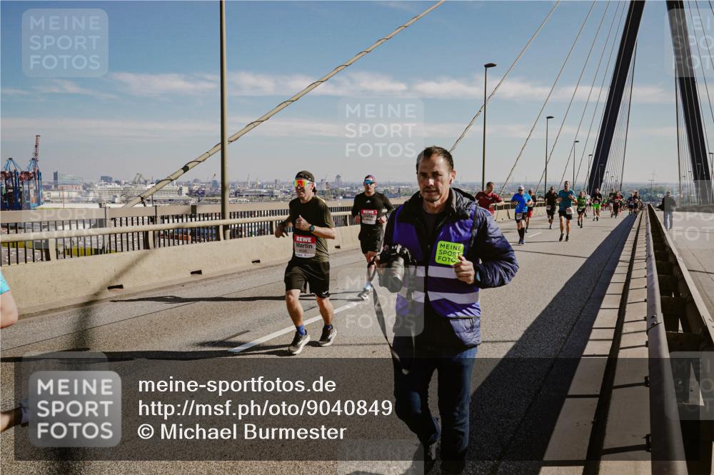 03.10.2025 - Köhlbrandbrückenlauf Michael Burmester http://msf.ph/oto/9040849 03.10.2025 12:22:01 Position 1 4108 meine-sportfotos.de