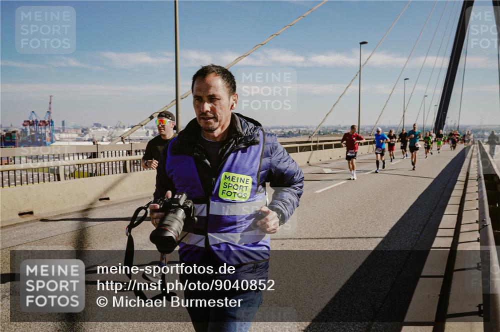 03.10.2025 - Köhlbrandbrückenlauf Michael Burmester http://msf.ph/oto/9040852 03.10.2025 12:22:01 Position 1  meine-sportfotos.de