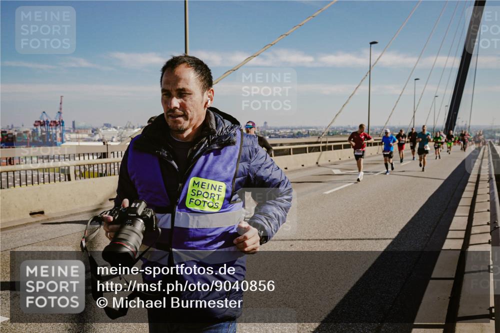 03.10.2025 - Köhlbrandbrückenlauf Michael Burmester http://msf.ph/oto/9040856 03.10.2025 12:22:01 Position 1  meine-sportfotos.de