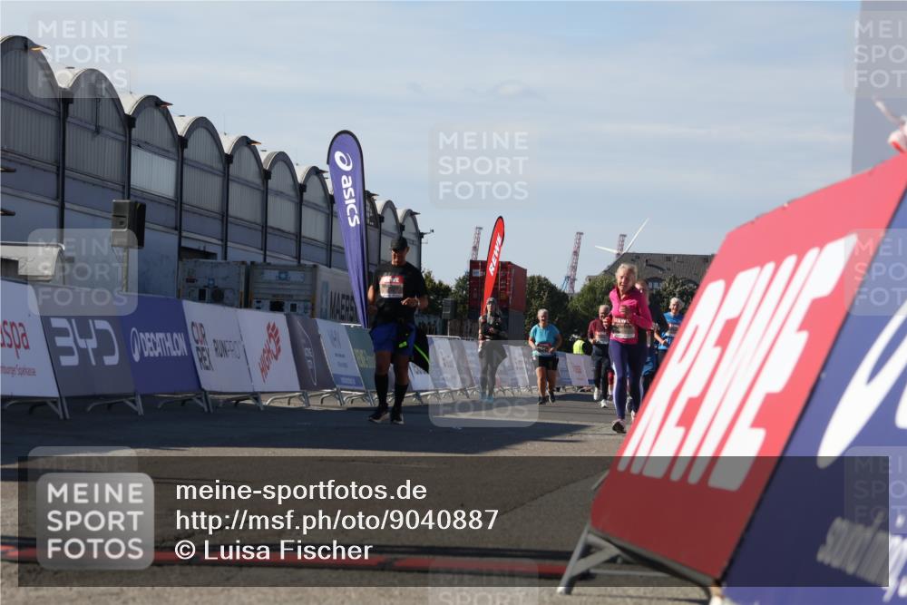 03.10.2025 - Köhlbrandbrückenlauf Luisa Fischer http://msf.ph/oto/9040887 03.10.2025 13:33:18 Ziel 4755, 4775, 5783 meine-sportfotos.de