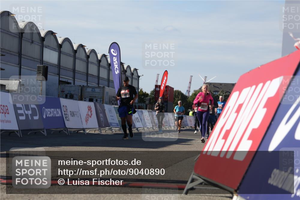 03.10.2025 - Köhlbrandbrückenlauf Luisa Fischer http://msf.ph/oto/9040890 03.10.2025 13:33:18 Ziel 4755, 4775, 5783 meine-sportfotos.de