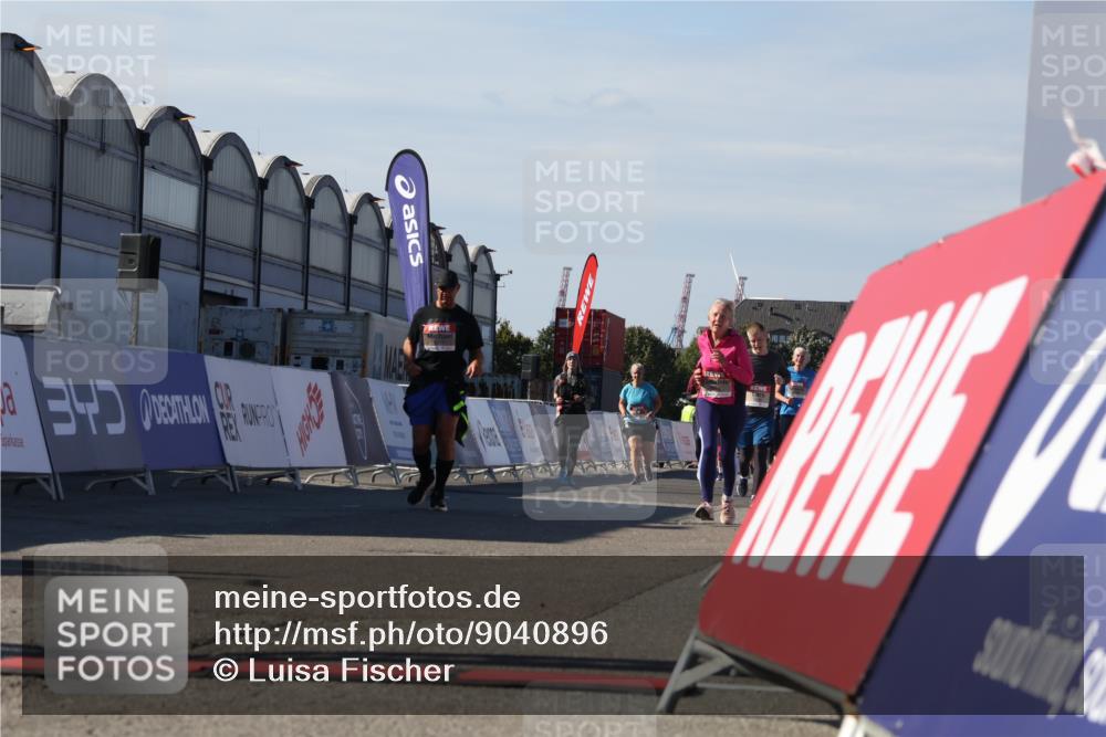 03.10.2025 - Köhlbrandbrückenlauf Luisa Fischer http://msf.ph/oto/9040896 03.10.2025 13:33:19 Ziel 4755, 4775, 5413, 5783 meine-sportfotos.de