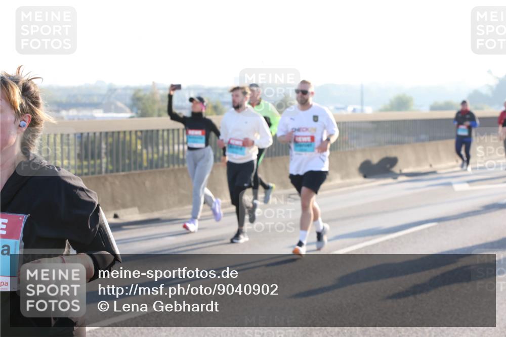 03.10.2025 - Köhlbrandbrückenlauf Lena Gebhardt http://msf.ph/oto/9040902 03.10.2025 09:25:19 Position 1  meine-sportfotos.de