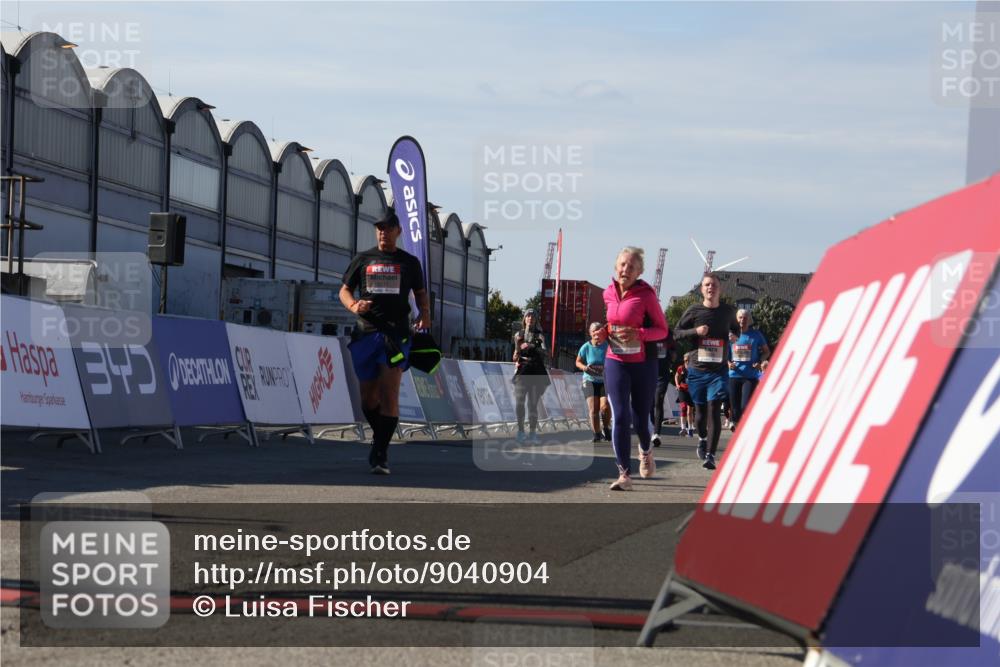 03.10.2025 - Köhlbrandbrückenlauf Luisa Fischer http://msf.ph/oto/9040904 03.10.2025 13:33:20 Ziel 4755, 4775, 5211, 5413, 5783 meine-sportfotos.de