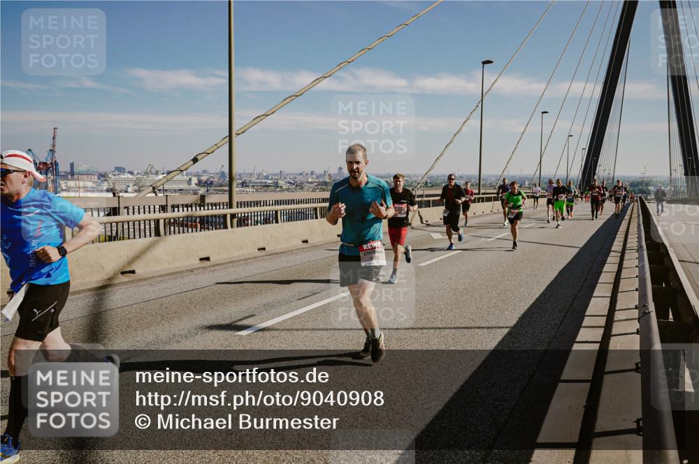 03.10.2025 - Köhlbrandbrückenlauf Michael Burmester http://msf.ph/oto/9040908 03.10.2025 12:22:06 Position 1  meine-sportfotos.de