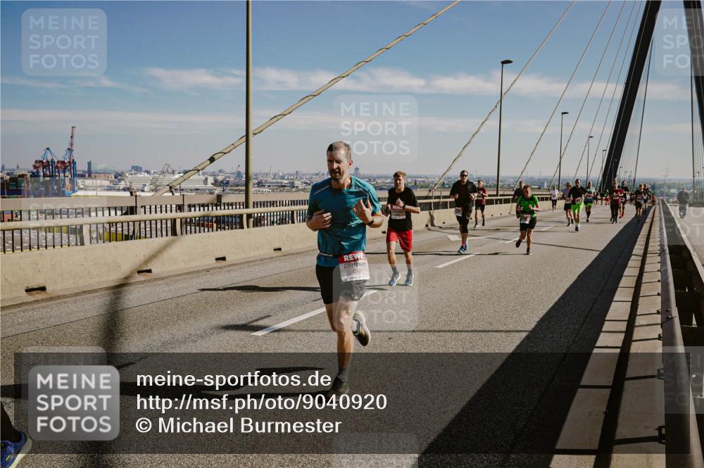 03.10.2025 - Köhlbrandbrückenlauf Michael Burmester http://msf.ph/oto/9040920 03.10.2025 12:22:06 Position 1 4241 meine-sportfotos.de