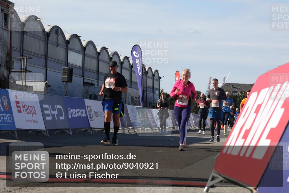 03.10.2025 - Köhlbrandbrückenlauf Luisa Fischer http://msf.ph/oto/9040921 03.10.2025 13:33:21 Ziel 4755, 4775, 5211, 5413, 5783, 6276 meine-sportfotos.de