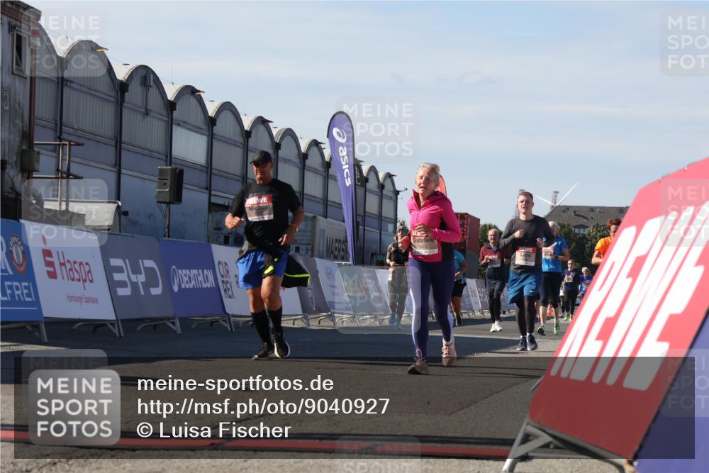 03.10.2025 - Köhlbrandbrückenlauf Luisa Fischer http://msf.ph/oto/9040927 03.10.2025 13:33:21 Ziel 4755, 4775, 5211, 5413, 5783, 6276 meine-sportfotos.de