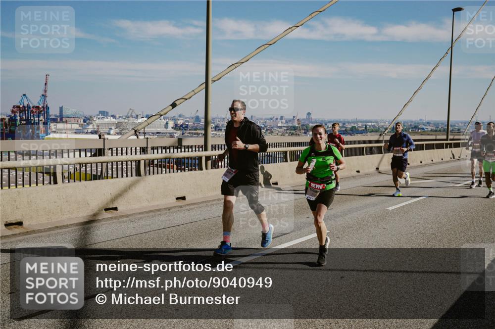 03.10.2025 - Köhlbrandbrückenlauf Michael Burmester http://msf.ph/oto/9040949 03.10.2025 12:22:08 Position 1  meine-sportfotos.de