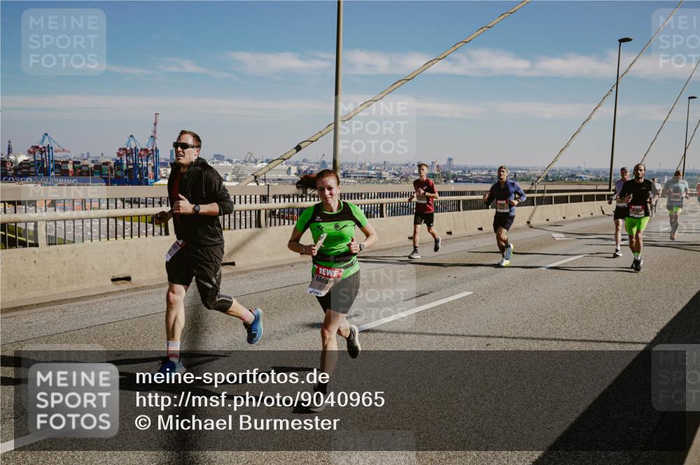 03.10.2025 - Köhlbrandbrückenlauf Michael Burmester http://msf.ph/oto/9040965 03.10.2025 12:22:09 Position 1 11141, 5709 meine-sportfotos.de