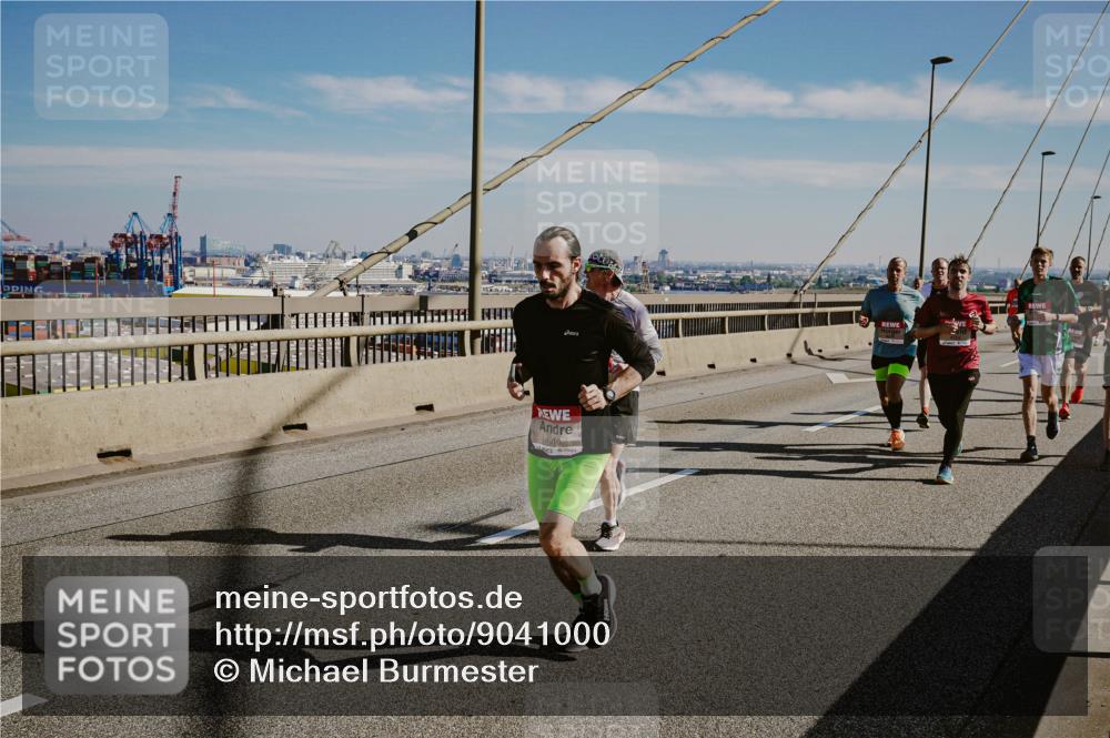 03.10.2025 - Köhlbrandbrückenlauf Michael Burmester http://msf.ph/oto/9041000 03.10.2025 12:22:12 Position 1 4016 meine-sportfotos.de