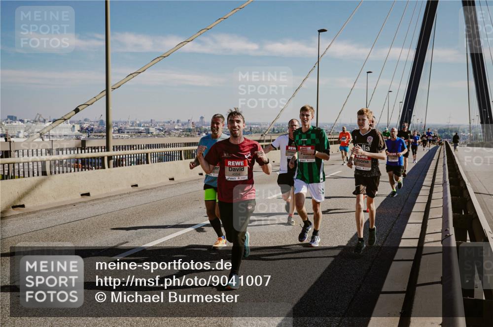 03.10.2025 - Köhlbrandbrückenlauf Michael Burmester http://msf.ph/oto/9041007 03.10.2025 12:22:13 Position 1 4554 meine-sportfotos.de