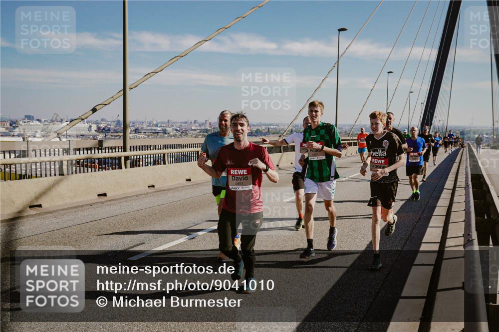 03.10.2025 - Köhlbrandbrückenlauf Michael Burmester http://msf.ph/oto/9041010 03.10.2025 12:22:13 Position 1 4554 meine-sportfotos.de