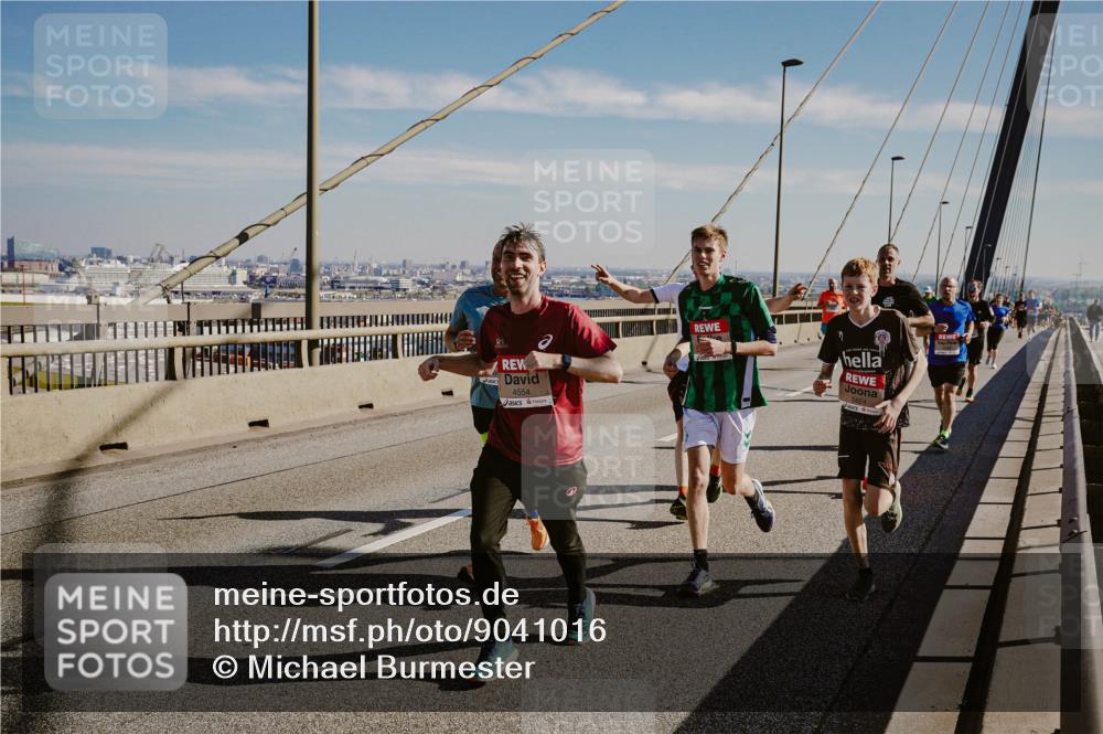 03.10.2025 - Köhlbrandbrückenlauf Michael Burmester http://msf.ph/oto/9041016 03.10.2025 12:22:13 Position 1 4554, 93 meine-sportfotos.de