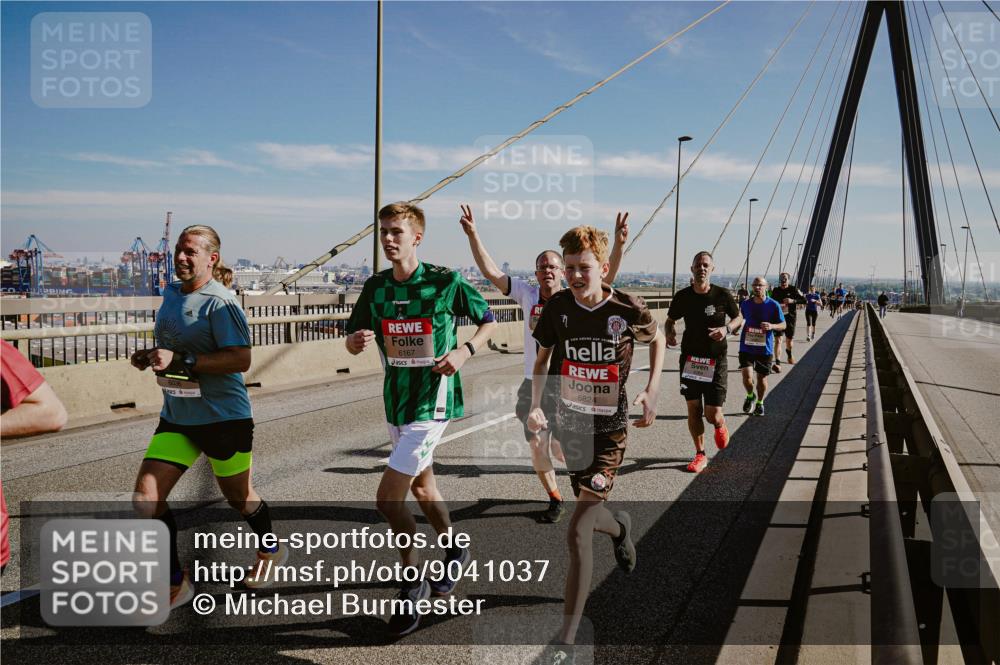 03.10.2025 - Köhlbrandbrückenlauf Michael Burmester http://msf.ph/oto/9041037 03.10.2025 12:22:14 Position 1 6167, 5824 meine-sportfotos.de