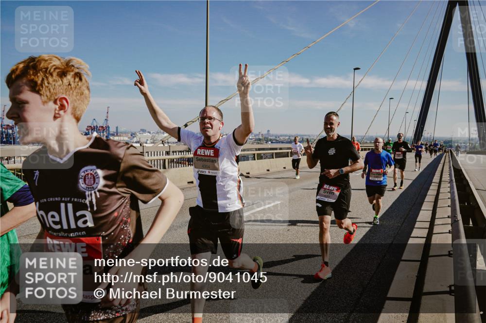 03.10.2025 - Köhlbrandbrückenlauf Michael Burmester http://msf.ph/oto/9041045 03.10.2025 12:22:15 Position 1 1910, 5824, 4304 meine-sportfotos.de