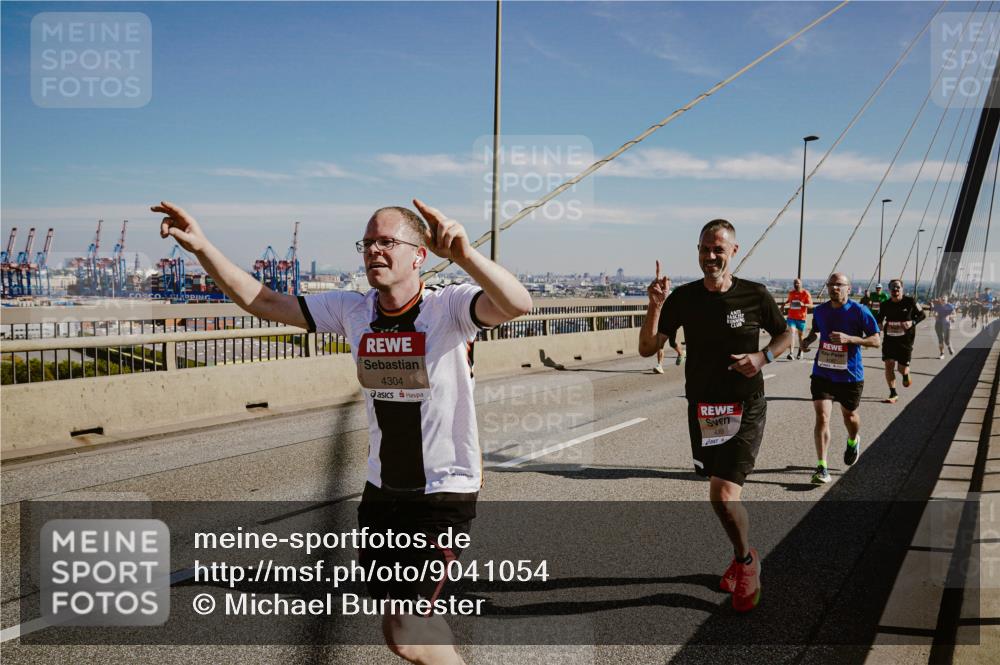 03.10.2025 - Köhlbrandbrückenlauf Michael Burmester http://msf.ph/oto/9041054 03.10.2025 12:22:15 Position 1 4304 meine-sportfotos.de