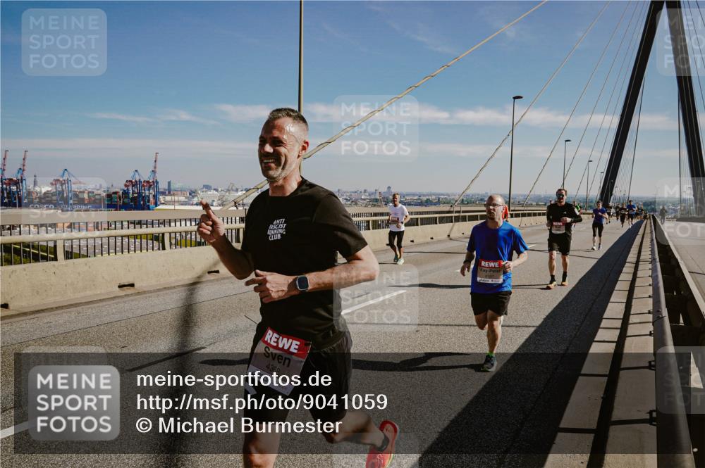 03.10.2025 - Köhlbrandbrückenlauf Michael Burmester http://msf.ph/oto/9041059 03.10.2025 12:22:16 Position 1 4368 meine-sportfotos.de