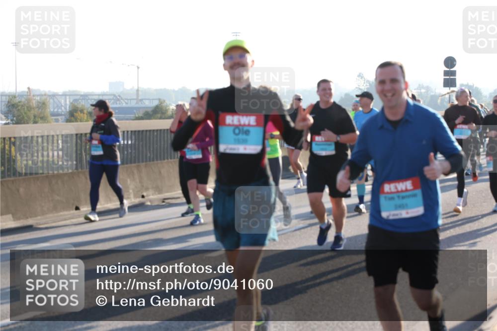 03.10.2025 - Köhlbrandbrückenlauf Lena Gebhardt http://msf.ph/oto/9041060 03.10.2025 09:25:23 Position 1 1630, 2401 meine-sportfotos.de