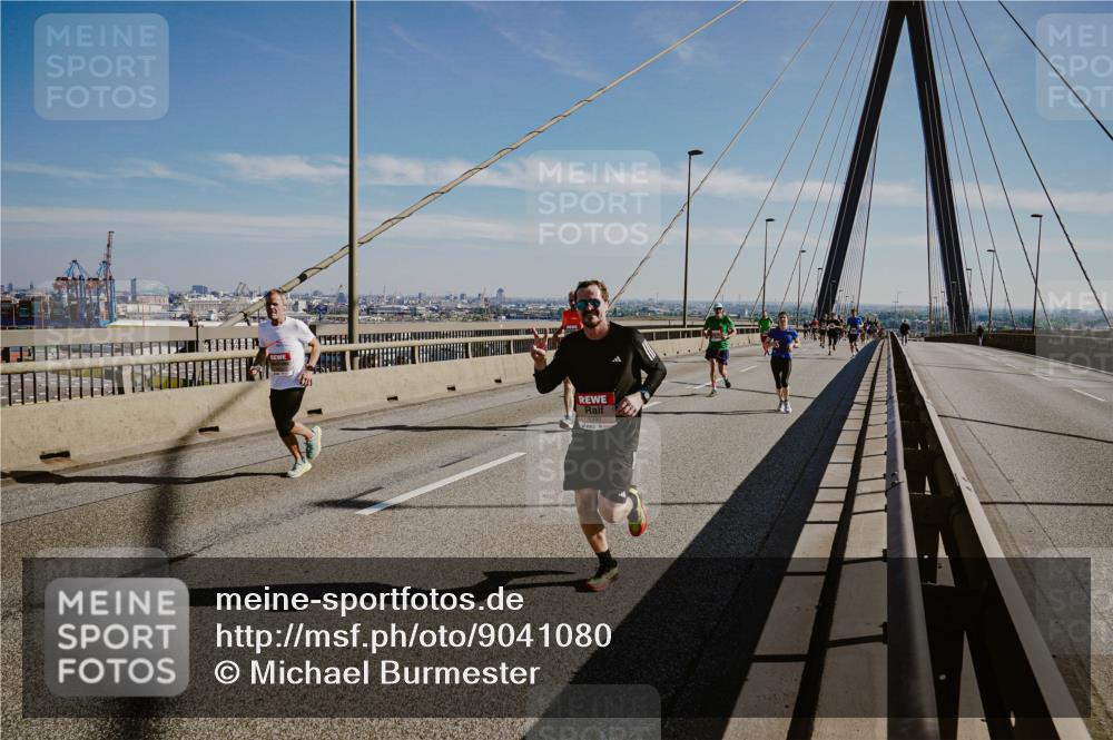03.10.2025 - Köhlbrandbrückenlauf Michael Burmester http://msf.ph/oto/9041080 03.10.2025 12:22:17 Position 1  meine-sportfotos.de