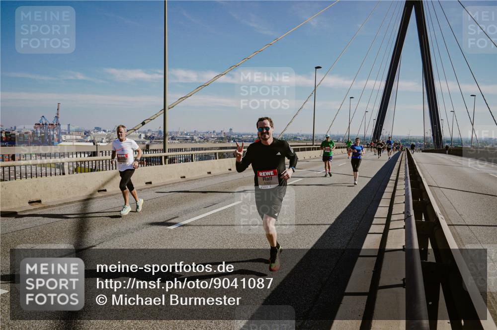 03.10.2025 - Köhlbrandbrückenlauf Michael Burmester http://msf.ph/oto/9041087 03.10.2025 12:22:18 Position 1  meine-sportfotos.de