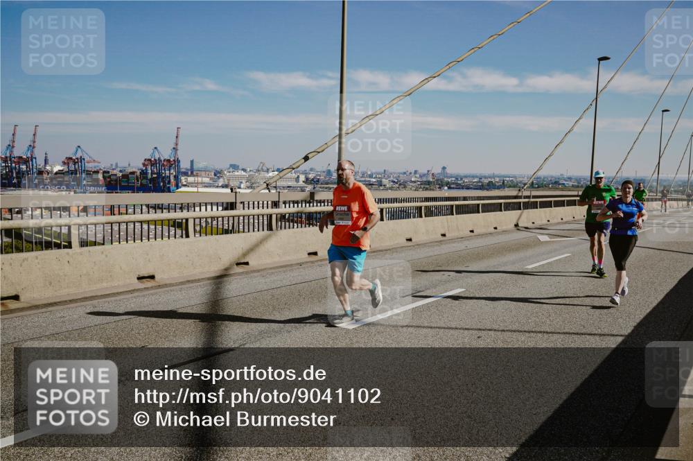 03.10.2025 - Köhlbrandbrückenlauf Michael Burmester http://msf.ph/oto/9041102 03.10.2025 12:22:19 Position 1  meine-sportfotos.de