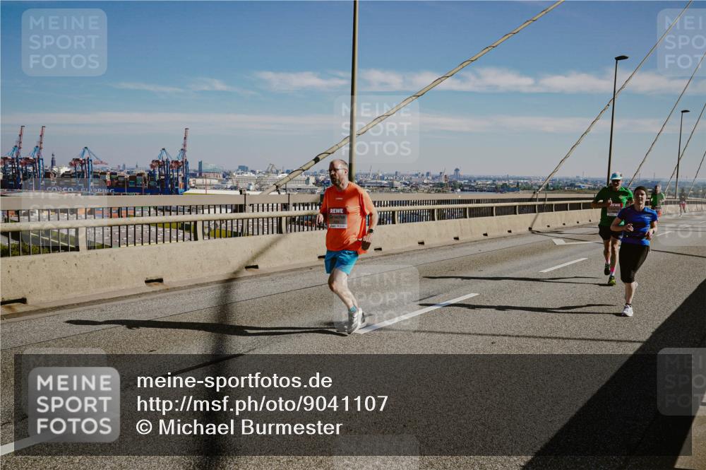 03.10.2025 - Köhlbrandbrückenlauf Michael Burmester http://msf.ph/oto/9041107 03.10.2025 12:22:19 Position 1  meine-sportfotos.de