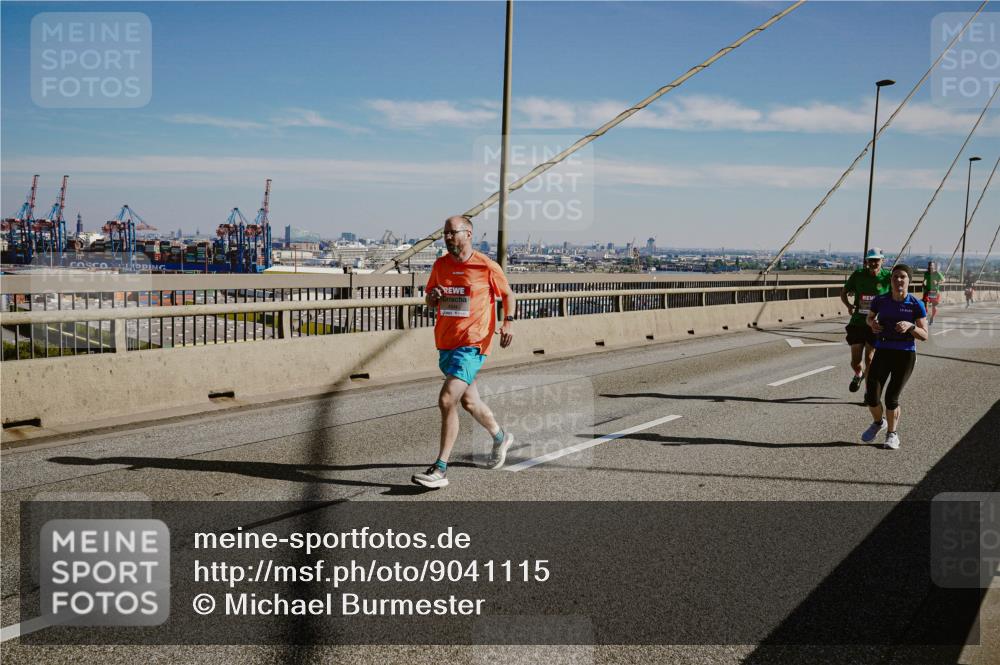 03.10.2025 - Köhlbrandbrückenlauf Michael Burmester http://msf.ph/oto/9041115 03.10.2025 12:22:19 Position 1  meine-sportfotos.de
