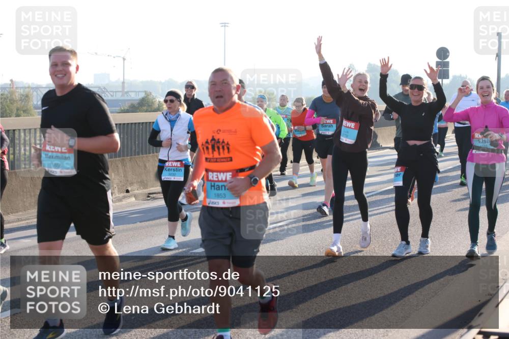 03.10.2025 - Köhlbrandbrückenlauf Lena Gebhardt http://msf.ph/oto/9041125 03.10.2025 09:25:25 Position 1 1855, 3232, 1853, 1770 meine-sportfotos.de