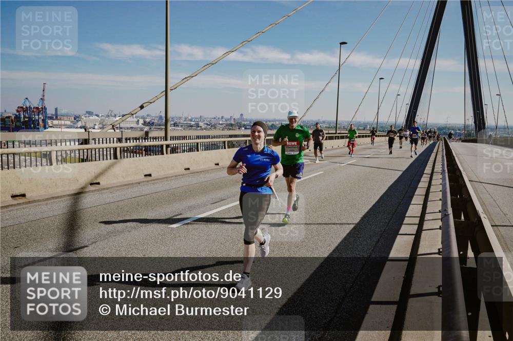 03.10.2025 - Köhlbrandbrückenlauf Michael Burmester http://msf.ph/oto/9041129 03.10.2025 12:22:20 Position 1  meine-sportfotos.de