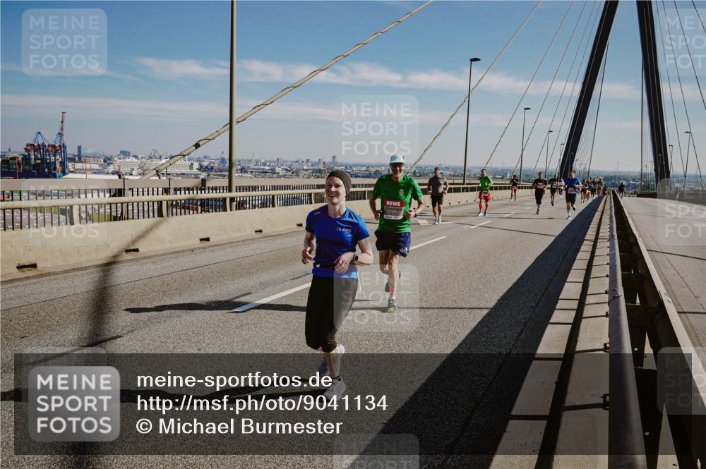 03.10.2025 - Köhlbrandbrückenlauf Michael Burmester http://msf.ph/oto/9041134 03.10.2025 12:22:21 Position 1  meine-sportfotos.de